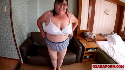 Mama mnene wa Kijapani anaonyesha matiti yake makubwa na anafurahia toy ya ngono. Mama mwenye umri wa miaka 51 mwenye asili ya Asia anazungumza kuhusu uzoefu wake wa ngono. Yukiko 1 OSAKAPORN mafuta milf