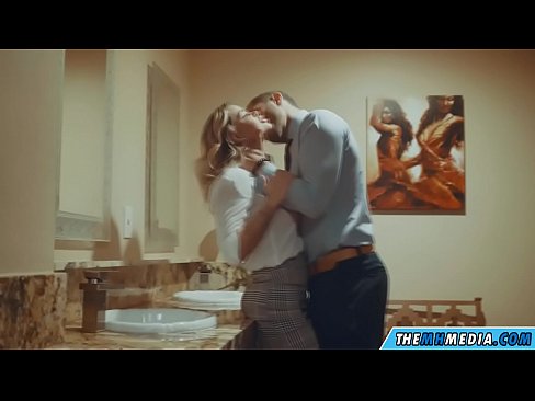 ❤️ Wakati blonde mwenye busty anakutongoza kwenye choo cha umma kwenye ponografia sw.com-milf-300.ru ❤